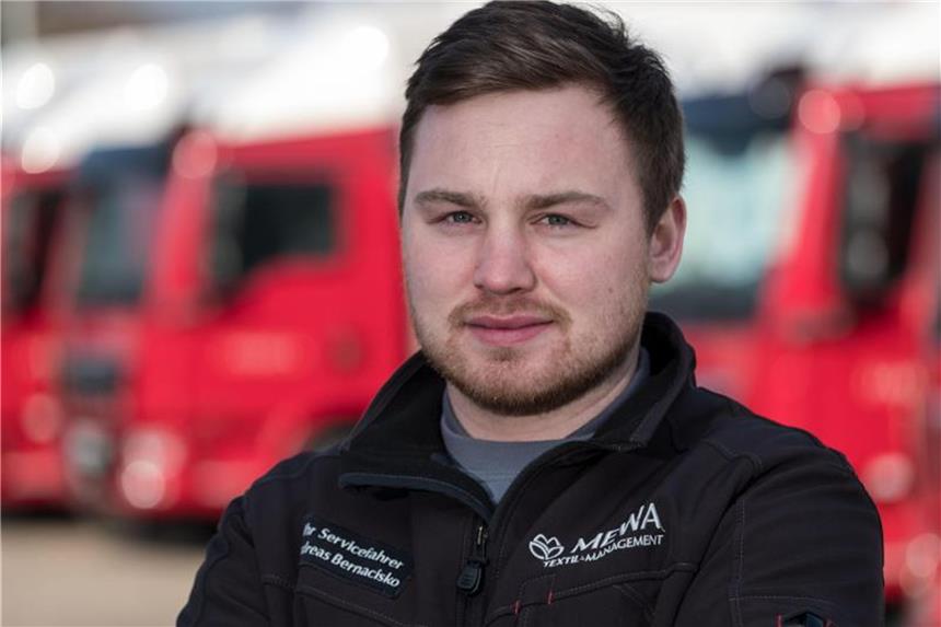 Wie werde ich Servicefahrer/in? Rundum zufrieden: Andreas Bernacisko macht bei MEWA Textil-Service in Hameln eine Ausbildung zum Servicefahrer. Foto: Peter Steffen