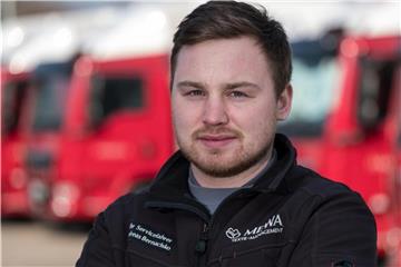 Rundum zufrieden: Andreas Bernacisko macht bei MEWA Textil-Service in Hameln eine Ausbildung zum Servicefahrer. Foto: Peter Steffen