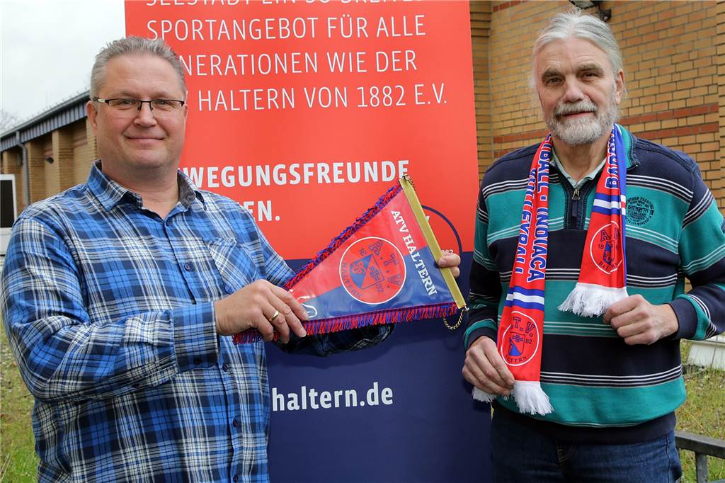 Der ATV war der erste Halterner Sportverein Rupert Joemann (l.) ist seit 20 Jahren Vorsitzender des ATV, Uli Backmann hat die Chronik des Vereins geschrieben.