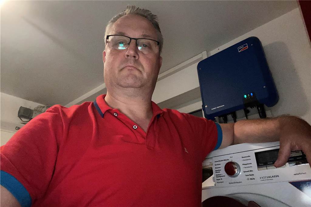 Keine Einspeisevergütung für PV-Anlage: Westenergie antwortet unkonkret Rupert Joemann vor seinem Wechselrichter.