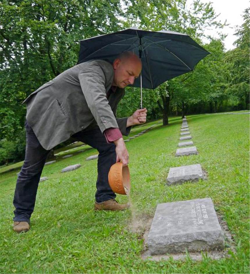 Ruppe Koselleck brachte Mayers Erde zurück Ruppe Koselleck verstreut die Graberde aus dem Museum in Enger auf Albert Mayers Grab.