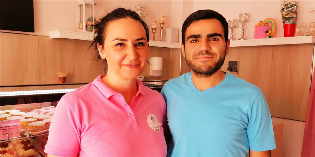 Neue Patisserie in Dortmund: Karriere der Konditorin ist außergewöhnlich Rusanna Hochstein hat in Mengede die Patisserie Cake Lounge eröffnet. Ihr Sohn Zhora arbeitet im Geschäft mit.