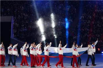 Russische Athleten tragen die russische Nationalflagge während der Abschlussfeier der Paralympischen Spiele 2014. Foto: Sergei Chirikov