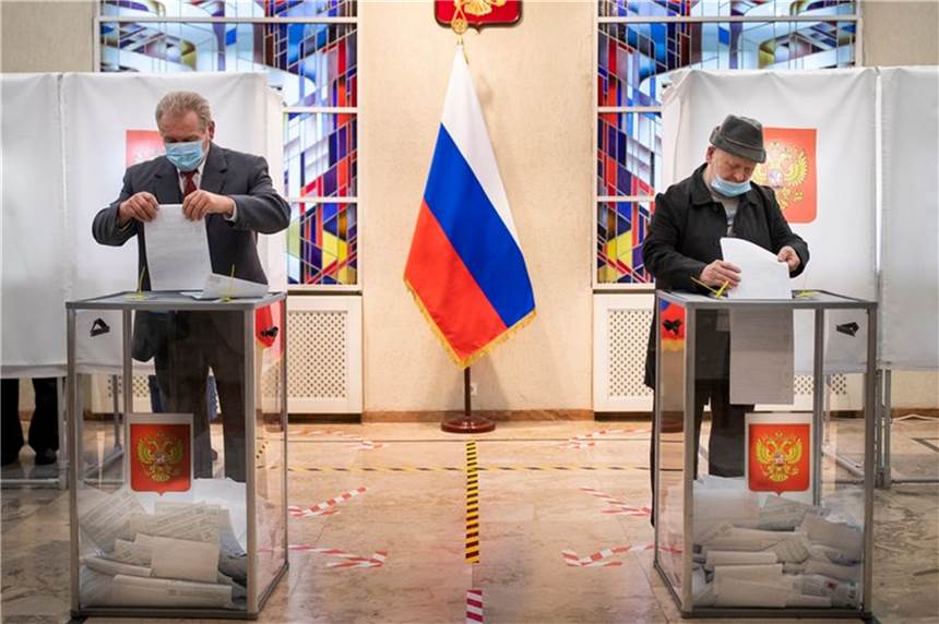 Kremlpartei feiert Sieg - Opposition spricht von Wahlbetrug Russische Bürger geben ihre Stimmzettel ab.