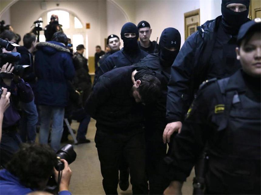 Menschenrechtler: Verdächtige im Mordfall Nemzow womöglich gefoltert Russische Ermittler mit einem Verdächtigen im Mordfall des Kremlkritikers Nemzow. Foto: Yuri Kochetkov