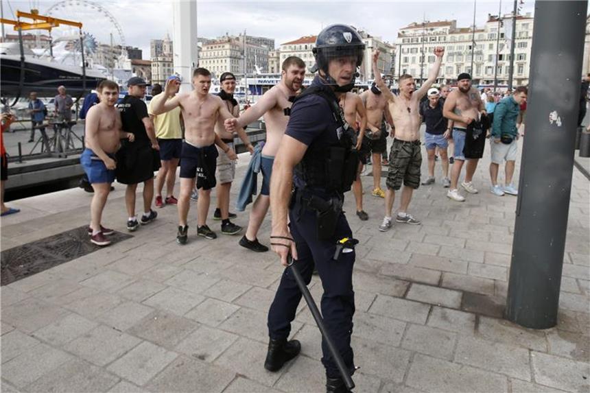 Russland will WM vor Hooligan-Gewalt schützen Russische Hooligans stehen sich bei der EM 2016 in Marseille französischer Polizei gegenüber. Foto: Guillaume Horcajuelo