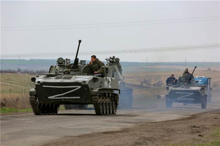 Russland will in der Ukraine volle Kontrolle über den Donbass und den Süden Russische Militärfahrzeuge fahren auf einer Straße im ostukrainischen Gebiet Donezk.