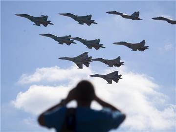Russische Militärflugzeuge. An der Grenze zum Baltikum absolvieren Russland und Weissrussland ein umfangreiches Manöver. Foto: Pavel Golovkin/Archiv/Illustration