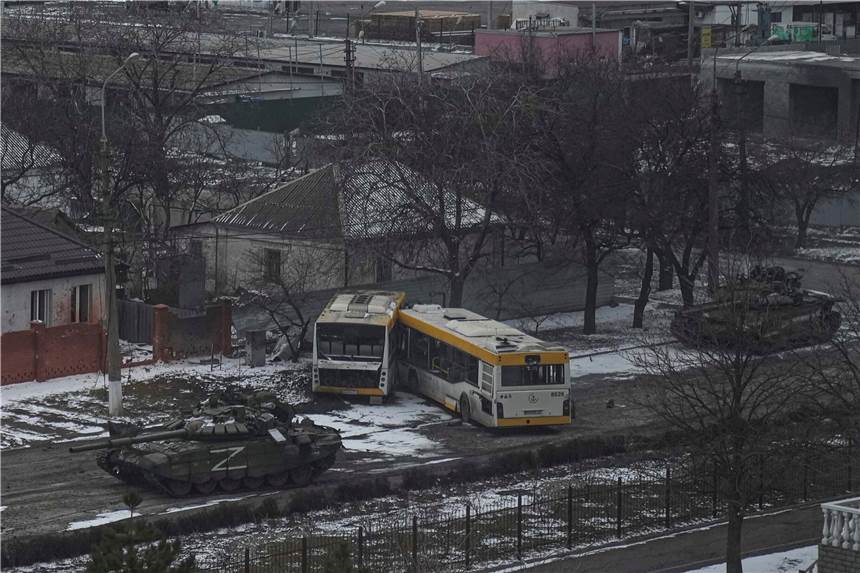 Tausende russische Soldaten bereits tot: Warum Putins Armee so sehr versagt Russische Panzer fahren auf einer Straße am Stadtrand von Mariupol.
