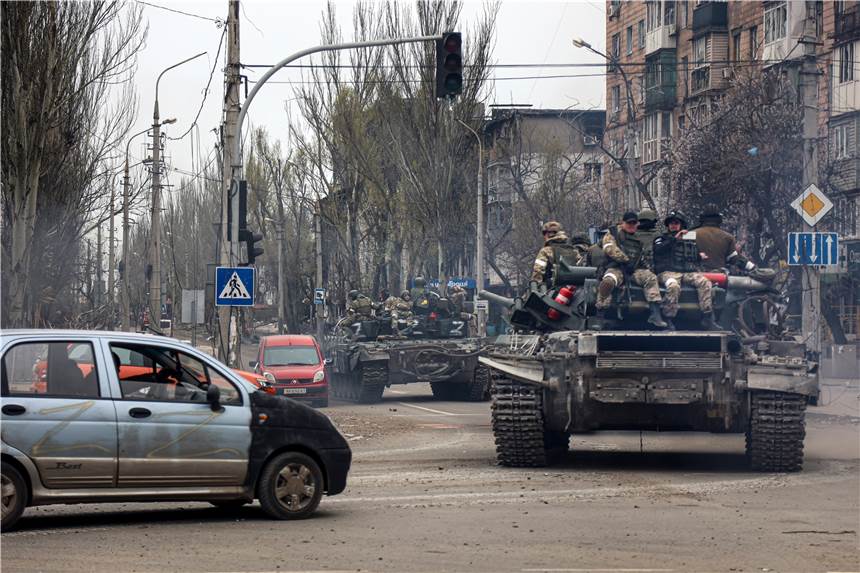 Im Video: So ist die Lage in der Ukraine - Angriffe im Osten nehmen zu Russische Panzer fahren entlang einer Straße in einem von den von Russland unterstützten Separatisten kontrollierten Gebiet. (Archiv)