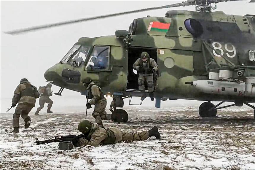 Krieg oder Frieden nach dem 20. Februar? Russische und belarussische Truppen haben auf Schießplätzen in Belarus ein gemeinsames Kampftraining abgehalten.