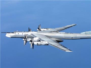 Russischer Bomber vom Typ Tu-95: Moskau schickt zu Übungen Langstreckenbomber auf die Krim, landesweit nehmen Zehntausende Soldaten an Manövern teil. Foto: Royal Air Force/Archiv