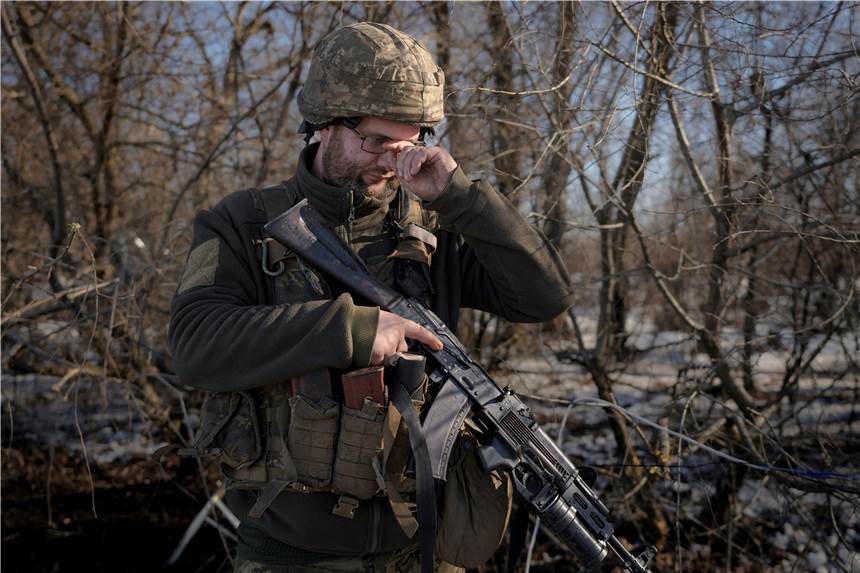 Ukraine-Krise: Russland zieht erste Truppen ab – stehen die Zeichen auf Entspannung? Russland zieht erste Truppen von der Grenze der Ukraine ab. Dieses Bild zeigt einen ukrainischen Soldaten. (Symbolbild)