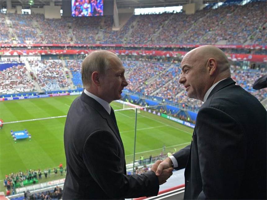 Licht und Schatten zum Confed-Cup-Start Russlands Präsident Wladimir Putin (l.) und FIFA-Präsident Gianni Infantino geben sich vor dem Spiel des Gastgeber gegen Neuseeland die Hand.