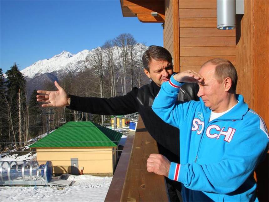 «Zar» Putin startet als «Herr der Ringe» durch Russlands Präsident Wladimir Putin verschafft sich im Ski-Resort von Krasnaja Poljana einen Überblick. Foto: Mikhail Klementev/Ria Novosti