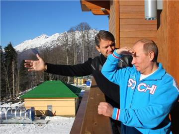 Russlands Präsident Wladimir Putin verschafft sich im Ski-Resort von Krasnaja Poljana einen Überblick. Foto: Mikhail Klementev/Ria Novosti