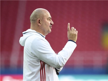 Russlands Trainer Stanislaw Tschertschessow gibt sich nach der Niederlage gegen Portugal gelassen. Foto: Denis Tyrin