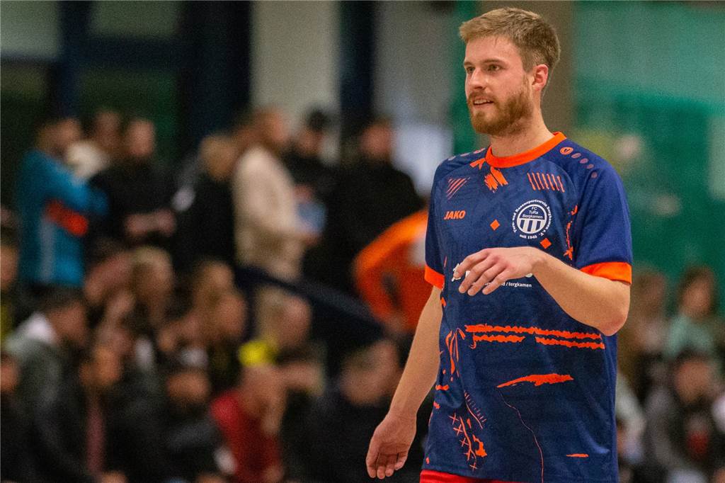 Erste Zusagen: FC TuRa Bergkamen schnürt Zwei-Jahres-Pakete mit Spielern Verteidiger Nils Rösener spielt für den FC TuRa Bergkamen in der Sporthalle Heeren.