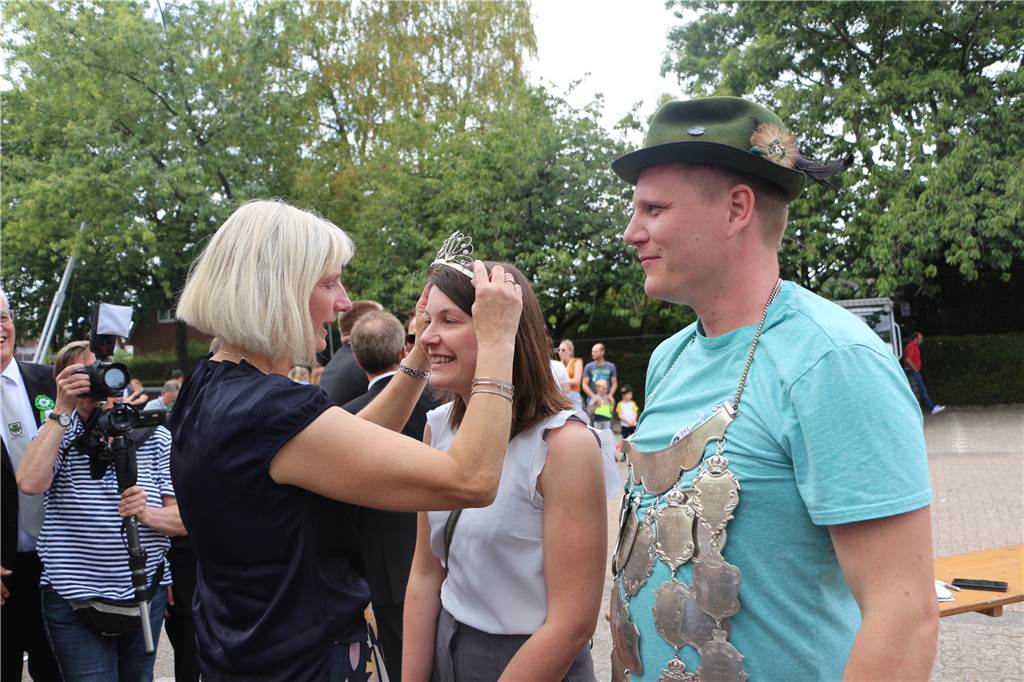 Video und viele Fotos: Christian Nagel regiert die Vitus-Schützen mit Bianca Hövel Ruth Assing übergab die Krone persönlich an Bianca Hövel.