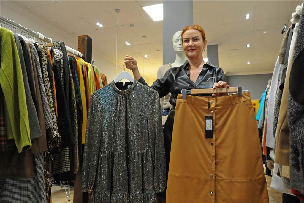 Ruth Bürkle verkauft seit 25 Jahren Designer-Mode aus zweiter Hand Ruth Bürkle zeigt hier ein Designer-Cocktailkleid. Der gerade aktuelle Lederrock stammt aus der niederländischen Boutique, deren nicht verkaufte Ware sie regelmäßig übernimmt.