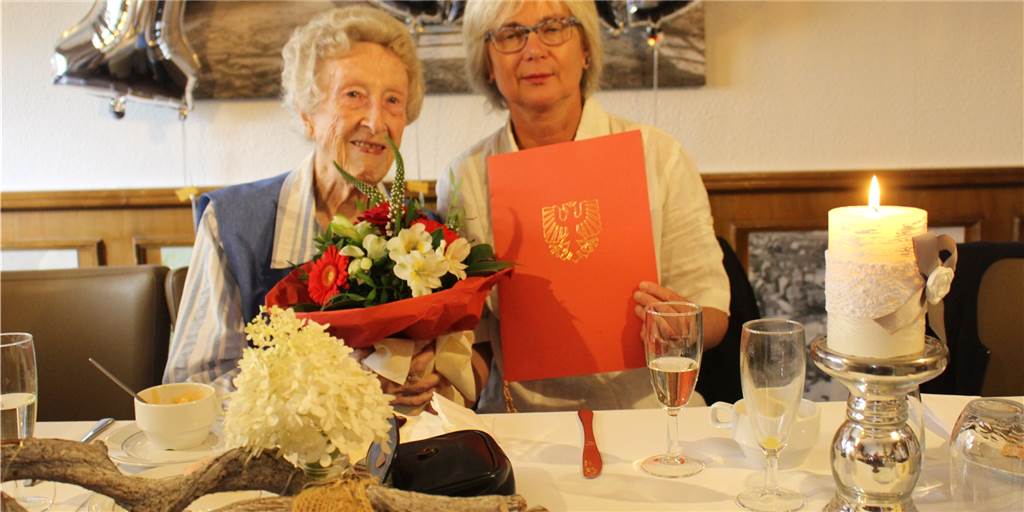 Ruth Echternkamp bekommt zum 100. Geburtstag eine Party organisiert Ruth Echternkamp bekam zu ihrem 100. Geburtstag Besuch von Bürgermeisterin Barbara Brunsing.