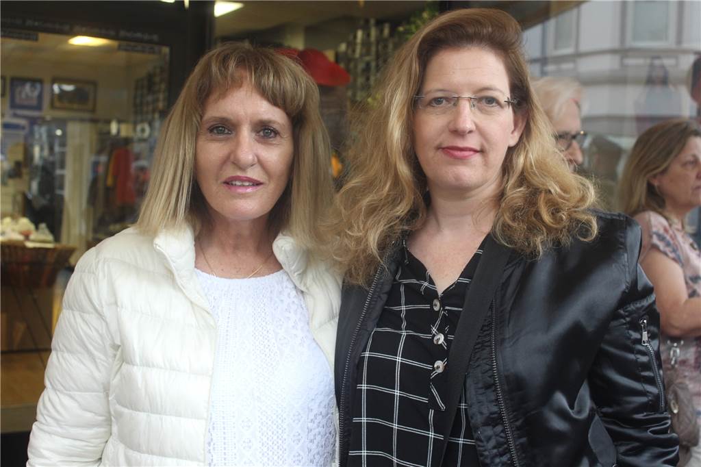 Geschichte hinter den Stolpersteinen: Eine starke Familie kehrt zu ihren Wurzeln zurück Ruth Eisenstein (links) ist die jüngste Enkeltochter von Gustav und Emmi. Sie lernte ihre Großeltern nie kennen. Urenkelin Erga Eisenstein erzählte von ihrem Großvater Gavriel, der 1937 aus Deutschland floh.