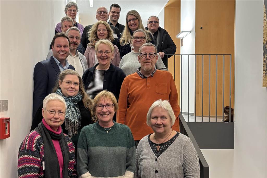 Neue Form von Laien-Beteiligung: Ruth Gerdes wirkt bei Bischofswahl mit Gruppenbild mit Personen, die an der Wahl des nächsten Bischofs beteiligt sind.