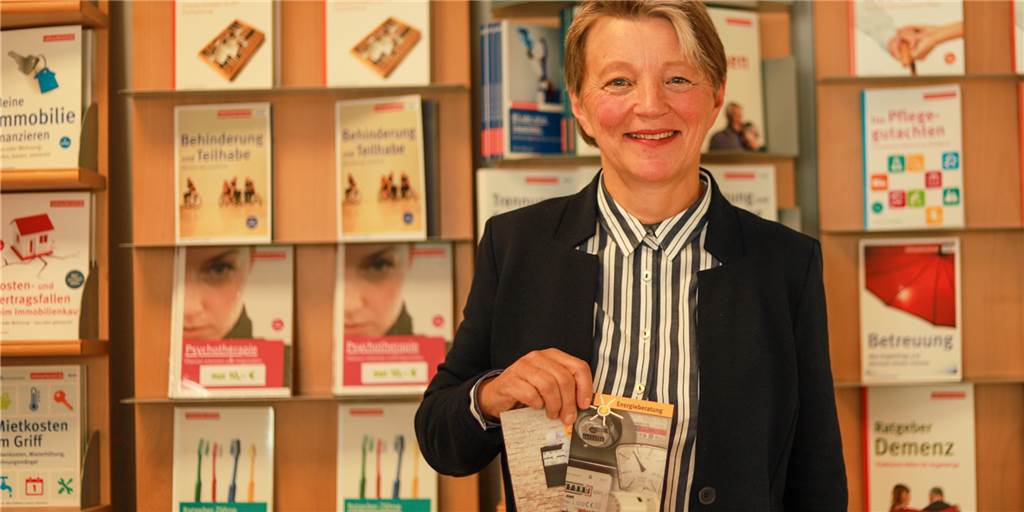 Ruth Pettenpohl rät Dorstenern, sich gegen zu hohe Energie-Abschläge zu wehren Ruth Pettenpohl vor einer Wand mit vielen Ratgebern
