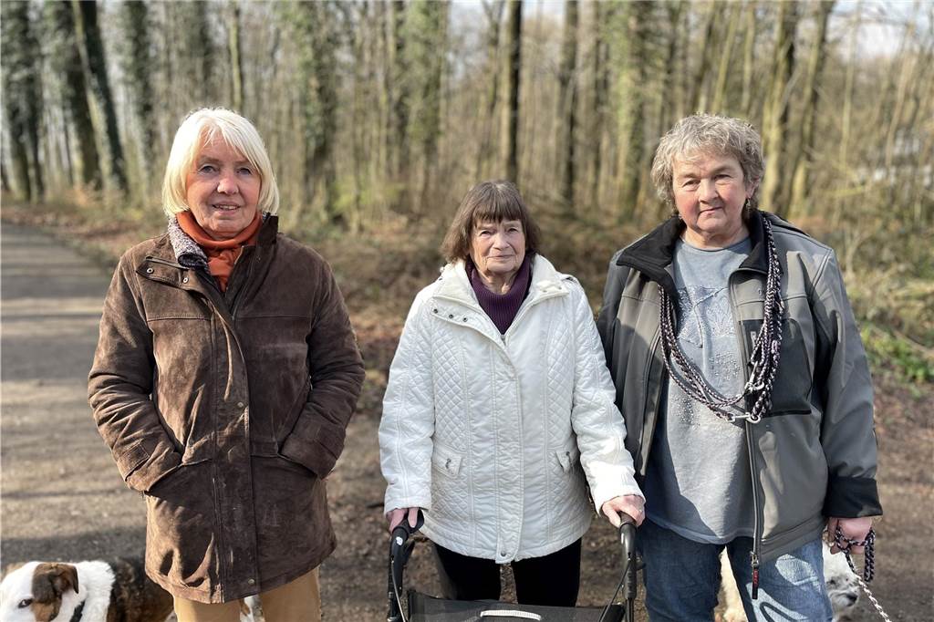 Drei Spaziergängerinnen stehen auf einem Waldweg im Dorney in Dortmund-Oespel.