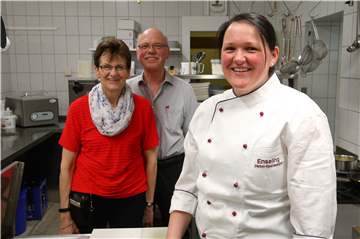 Ruth Vöcker steht im Restaurant Enseling in der Küche, ihre Eltern Annemarie und Johannes Enseling führen das Hotel-Restaurant in dritter Generation.