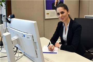 Ruzanna H. macht eine Ausbildung zur Versicherungskauffrau bei der Signal Iduna in Dortmund. Die Armenierin lernt deutsch seit drei Jahren als Fremdsprache.
