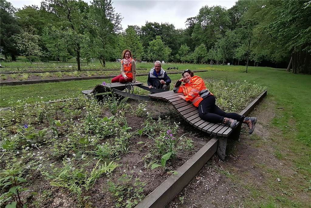 Umbau beendet: Revierpark Wischlingen feiert eine große Park-Party Blumen-Liege im neu gestalteten Revierpark Wischlingen