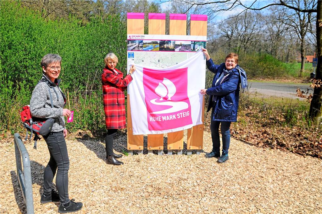 Hohe-Mark-Steig eröffnet: Wanderspaß vor der eigenen Haustür RVR-Regionaldirektorin Karola Geiß-Netthöfel, Regierungspräsidentin Dorothee Feller und Geschäftsführerin Dagmar Beckmann vom Naturpark Hohe Mark (v. r.) eröffnen in Dorsten-Lembeck den Hohe-Mark-Steig.