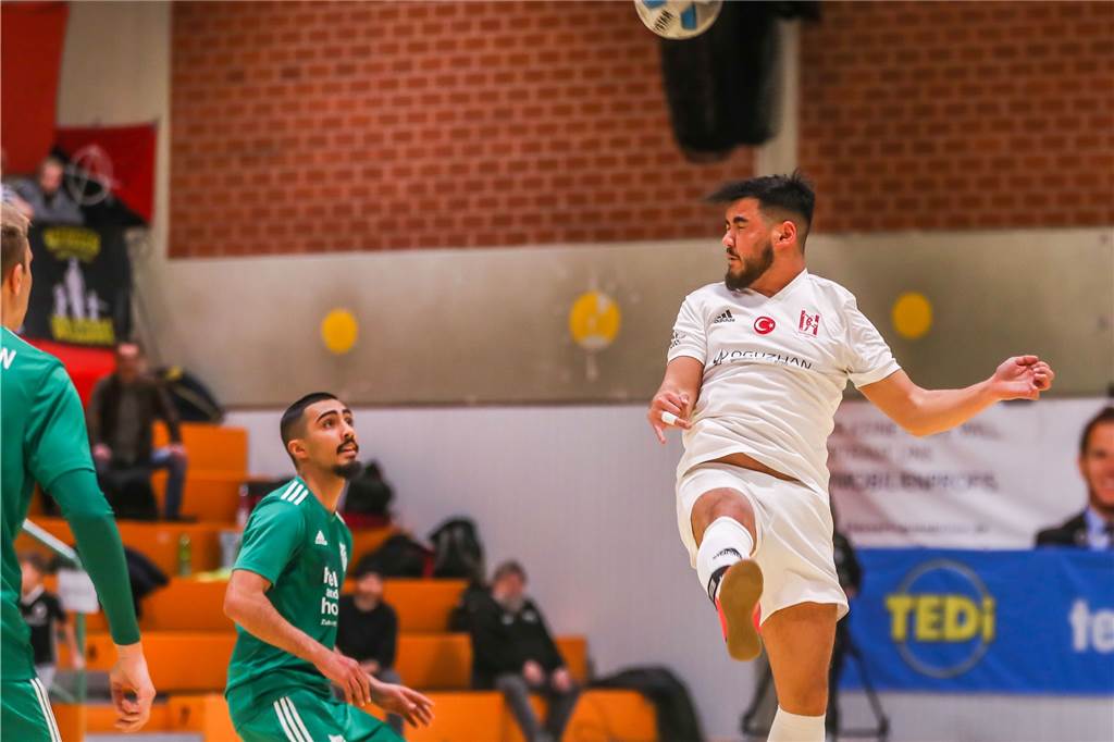 Überlegungen im Vorstand - wird die Hallenfußball-Stadtmeisterschaft wieder verkleinert? RW Balikesirspor zog in die Zwischenrunde ein, könnte bei der nächsten Auflage aber fehlen.