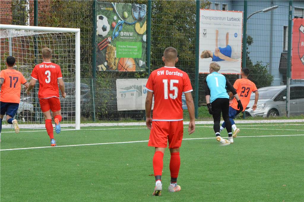 Nächstes Derby-Debakel für RW Dorsten: 1:6 in Altendorf, SuS gewinnt erneut, Erle verliert RW Dorstens Keeper Marvin Vornefeld (1) rutschte beim 0:1 ein Freistoß durch die Hände.