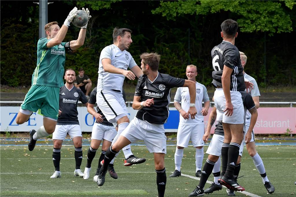 Bövinghausen bezwingt Oberligisten - Hombruch feiert klaren Sieg gegen Westfalenliga-Klub RW Germania (schwarze Trikots) hat gegen den BV Brambauer gewonnen.