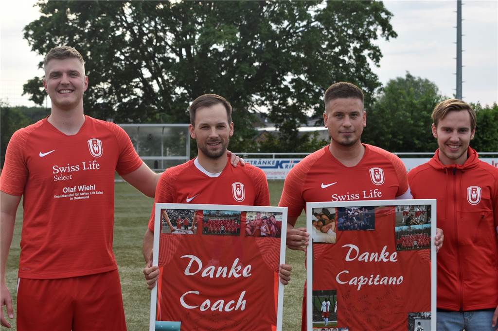 Abschied mit Tränen in den Augen: RW Unna verliert neben dem Trainer auch einen Führungsspieler RW Unna verabschiedet Christoph Gnatowski (2.v.r.) und Patrick Kulinski (2.v.l.).