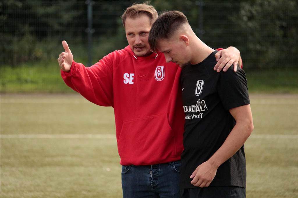 Felix Goliasch wird zum Matchwinner für den SV Frömern: „Und dann habe ich das Ding gehalten“ RW Unnas Eugene Broschat und Trainer Sebastian Eckei.