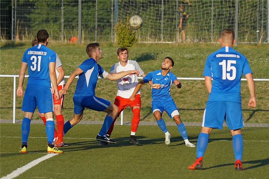 Dreifaches Verletzungspech: Königsborner SV bezahlt Pokalsieg bei RW Unna teuer RW Unnas Flemming Eismann (M.) im Duell um den Ball mit Damian Marchewka (2.v.l.) und Hassan Boulakhrif (2.v.r.). Veit-Laurin Wettklo (l.), der später ebenfalls verletzt runter musste schaut mit Lutz Radojewski zu.