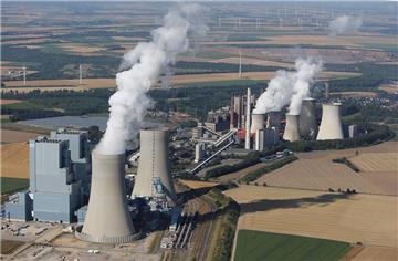 RWE-Braunkohlekraftwerk Neurath I und II in Grevenbroich-Neurath: Deutschland hat sich wieder einen Anstieg des CO2-Ausstoßes geleistet.