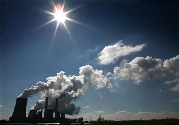 RWE-Braunkohlekraftwerk Niederaussem: Der Essener Energieriese steht schon länger in der Kritik von Klimaschützern.