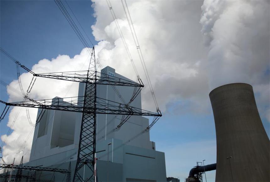 Ruhrgebiets-Kommunen leiden unter RWE-Verlusten RWE produziert einen Großteil seines Stroms mit konventionellen Kohlekraftwerken wie hier in der Nähe von Rommerskirchen. Das treibt das Unternehmen in die Roten Zahlen und bereiten den kommunalen Aktionären Sorgen.