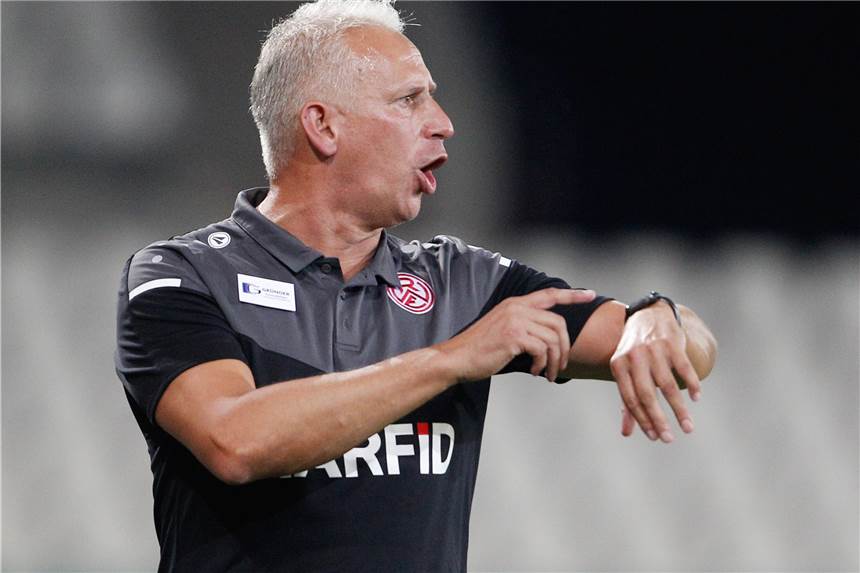 Rot-Weiss Essen und Plechaty stürmen an Tabellenspitze – Backszat glänzt als Doppelpacker RWE-Trainer Christian Neidhart und seine Mannschaft stehen mittlerweile auf dem ersten Tabellenplatz.