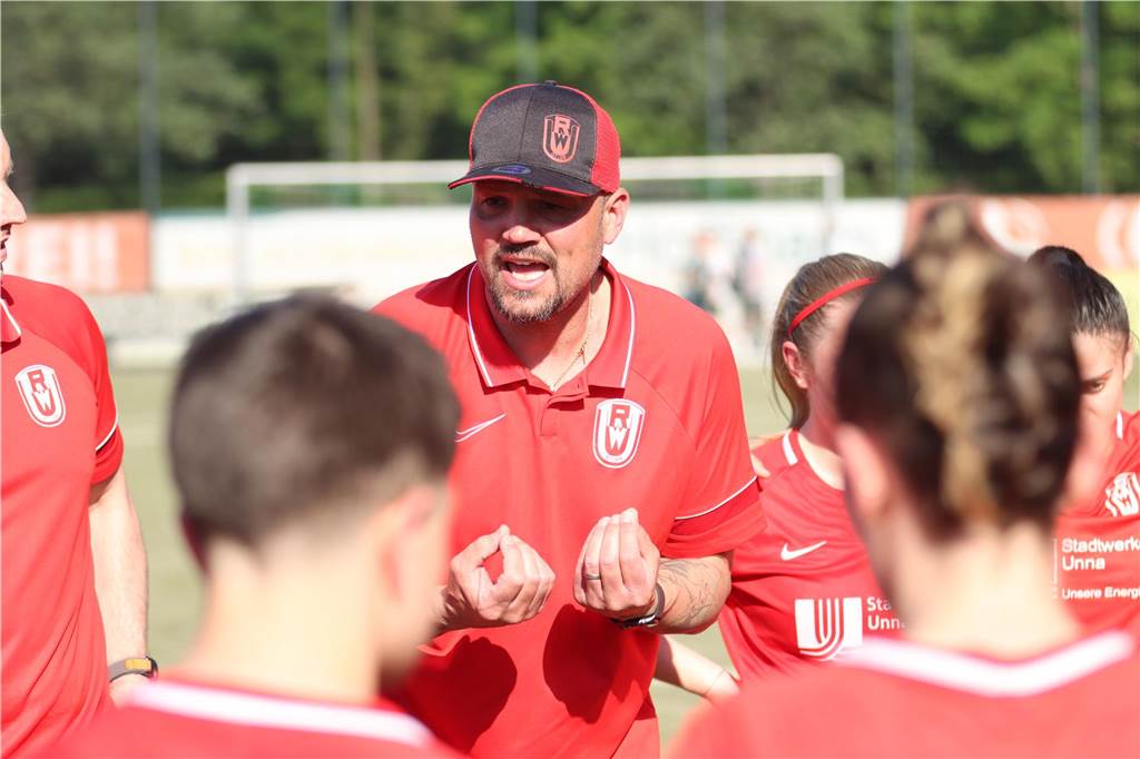Sieg im Elfmeterschießen: BSV Heeren schnappt RW Unna den Pokal weg RWU-Coach Claas Hoffmann nach dem Spiel. Er zeigte sich trotz der Niederlage stolz.
