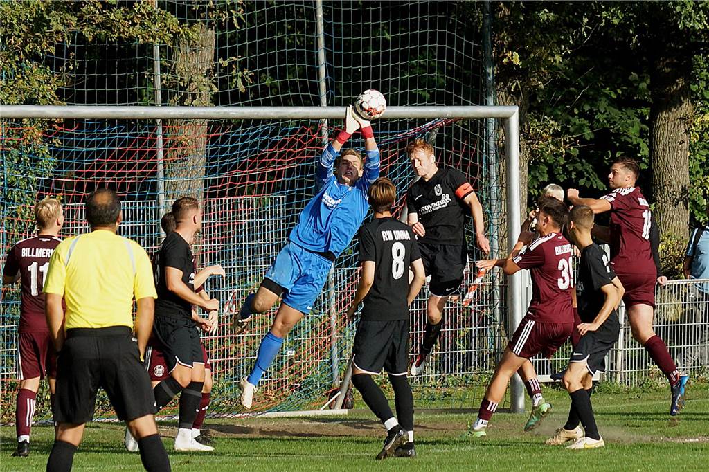 Rassiges Derby im Wald: BR Billmerich zwingt Rot-Weiß Unna in die Knie RWU-Keeper Jan-Jasper Emmerich kann hier den Eckball von Marvin Schmidt (BRB) aus der Gefahrenzone bringen.