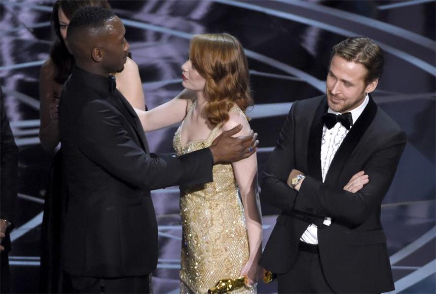 So reagiert das Netz auf die Oscar-Panne Ryan Gosling (r), Emma Stone (M) und Mahershala Ali nach der Verwirrung um die Kategorie "Bester Film".