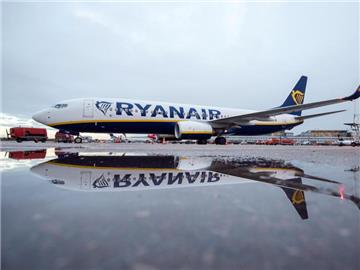 Ryanair kämpft derzeit mit erheblichen Planungsschwierigkeiten und einem Mangel an Reservepiloten. Foto: Daniel Bockwoldt/dpa