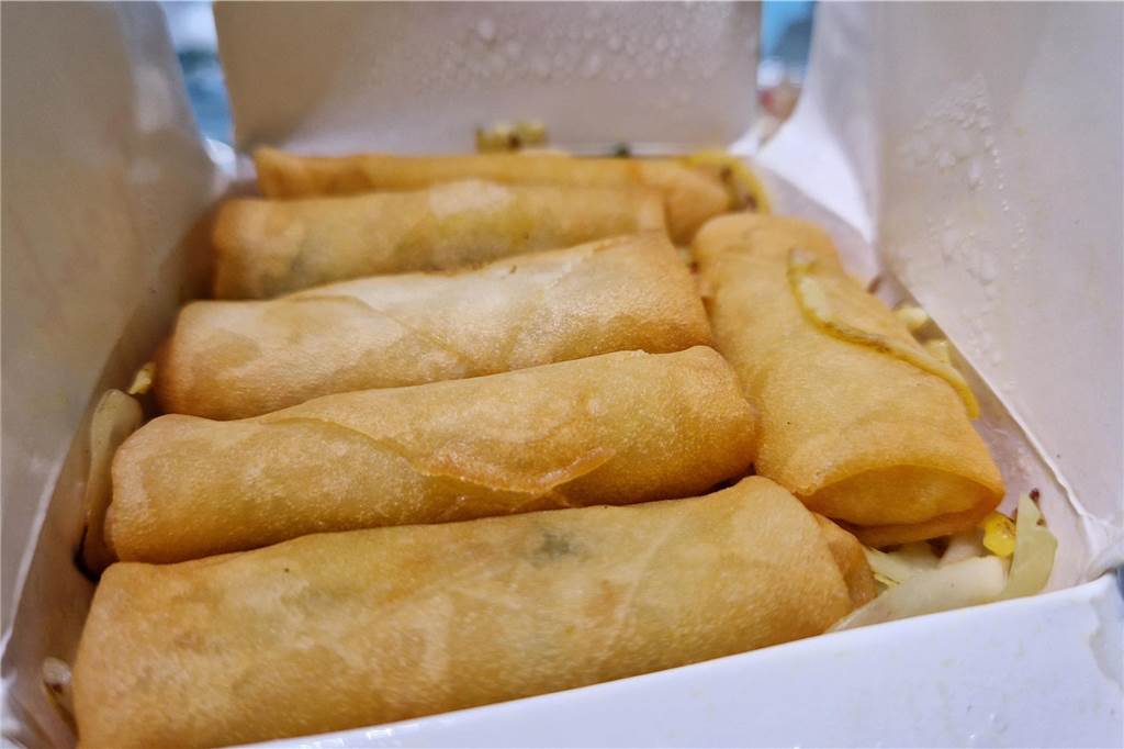 Wie schmecken 2,5 Sterne? Schlecht bewertetes Restaurant im Test Eine Nudelbox steht auf einem Tisch in Recklinghausen.