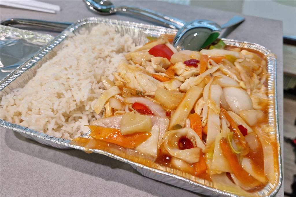 Wie schmecken 2,5 Sterne? Schlecht bewertetes Restaurant im Test Ansicht eines asiatischen Gerichts, das auf einem Tisch in Recklinghausen liegt.