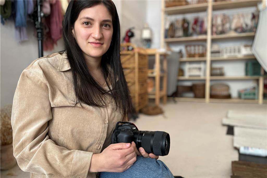 xxxx Fotografin Saadet Keskin sitzt in ihrem Fotostudio in der Limbecker Straße in Lütgendortmund und hält ihre Kamera in der Hand.